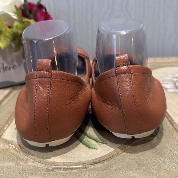Tommy Hilfiger British Tan Faux Leather Flats Sz 8.5 Near New - Picture 7 of 16